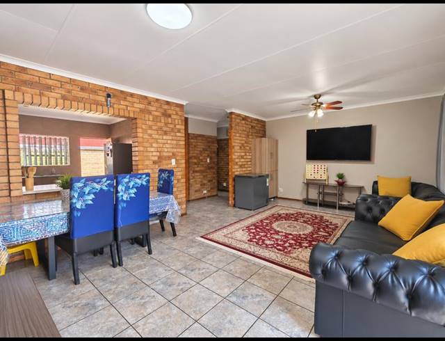 2 BEDROOM TOWNHOUSE FOR SALE IN STRUBENVALE